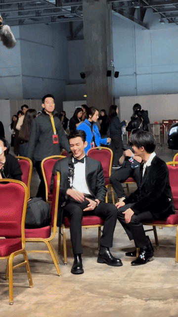 吴磊和檀健次坐着聊天，不知道的以为吴磊是大哥，檀健次是小弟，檀健次左看右看，小动