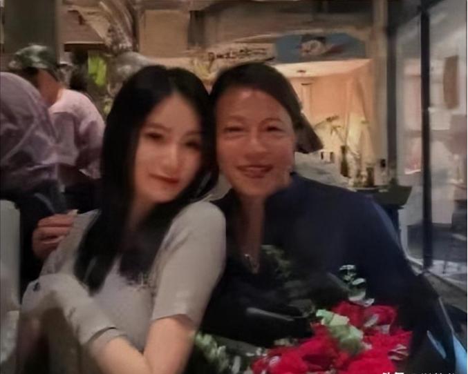 与范志毅离婚后，如今的她嫁英国人生俩儿子，与女儿范斯晶常联系，一段婚姻落幕，并没