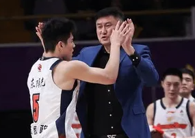 CBA常规赛，广东客场险胜北控。赛后，广东主教练杜锋接受了记者采访。杜锋：徐
