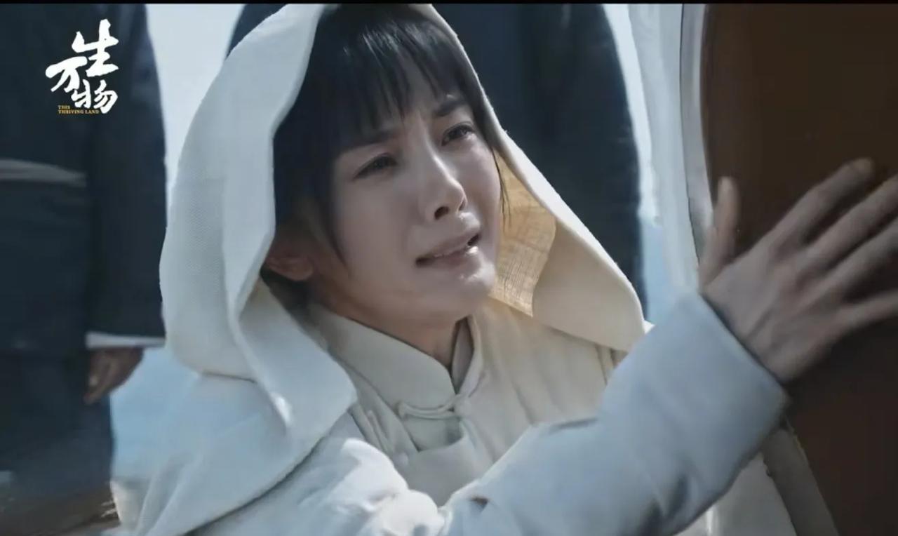 《生万物》绣绣娘死前先是找到了大脚，确定他是否喜欢绣绣，听到大脚说一定会好好待绣