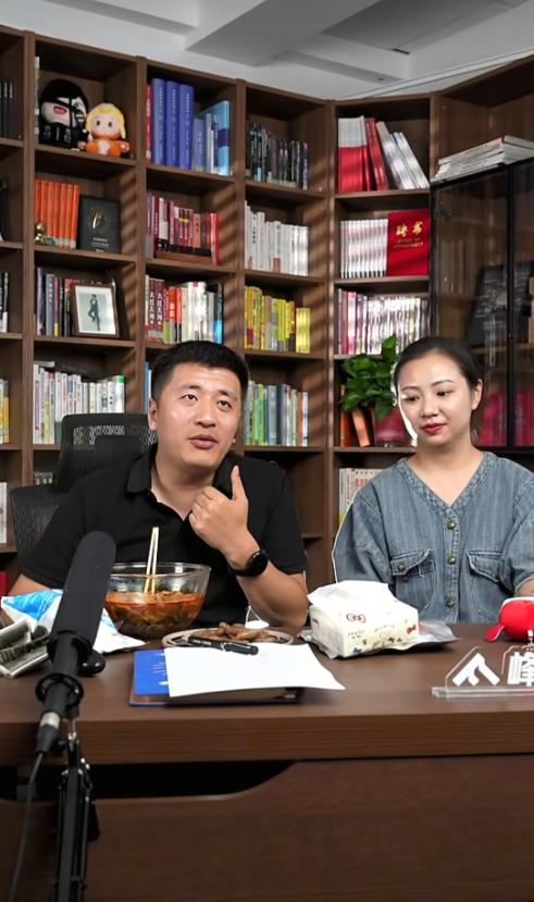 张雪峰公司的001号员工万霞，刚开始应聘时工资只有3500，她觉得有点少，可她男