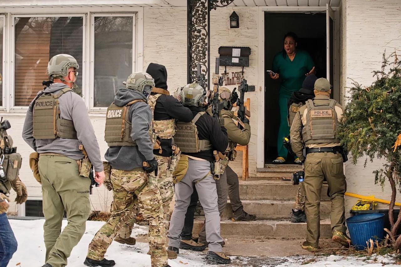 这张照片定格了美国移民及海关执法局（ICE）在明尼苏达州一次引发巨大争议的执法现