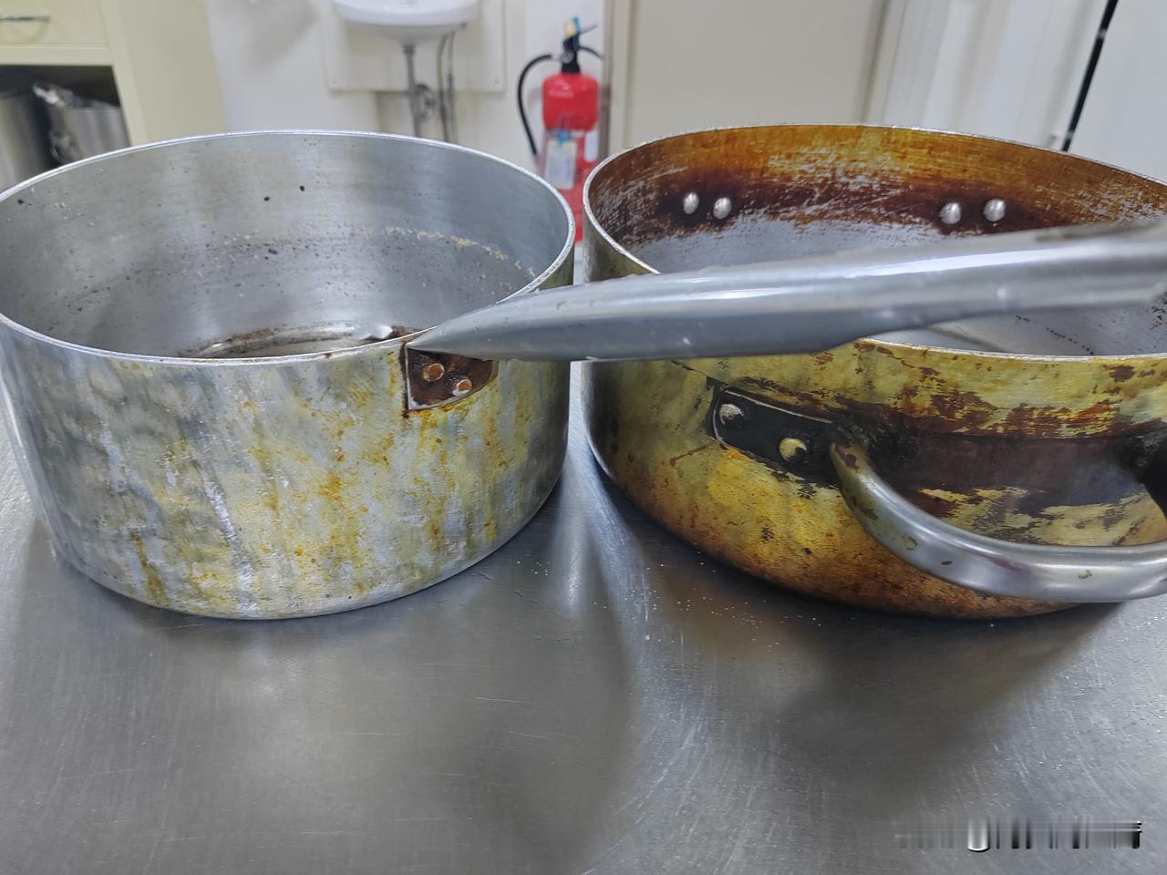 菲律宾船员真的是太会节约了，厨房的厨具都用到这个地步了，还一直用着，也不舍得扔掉