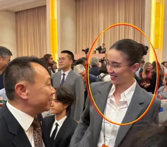 窝趣。。宋佳新闻联播长这样。。她本人比照片还要美，发量也太足了，妆容加上精致