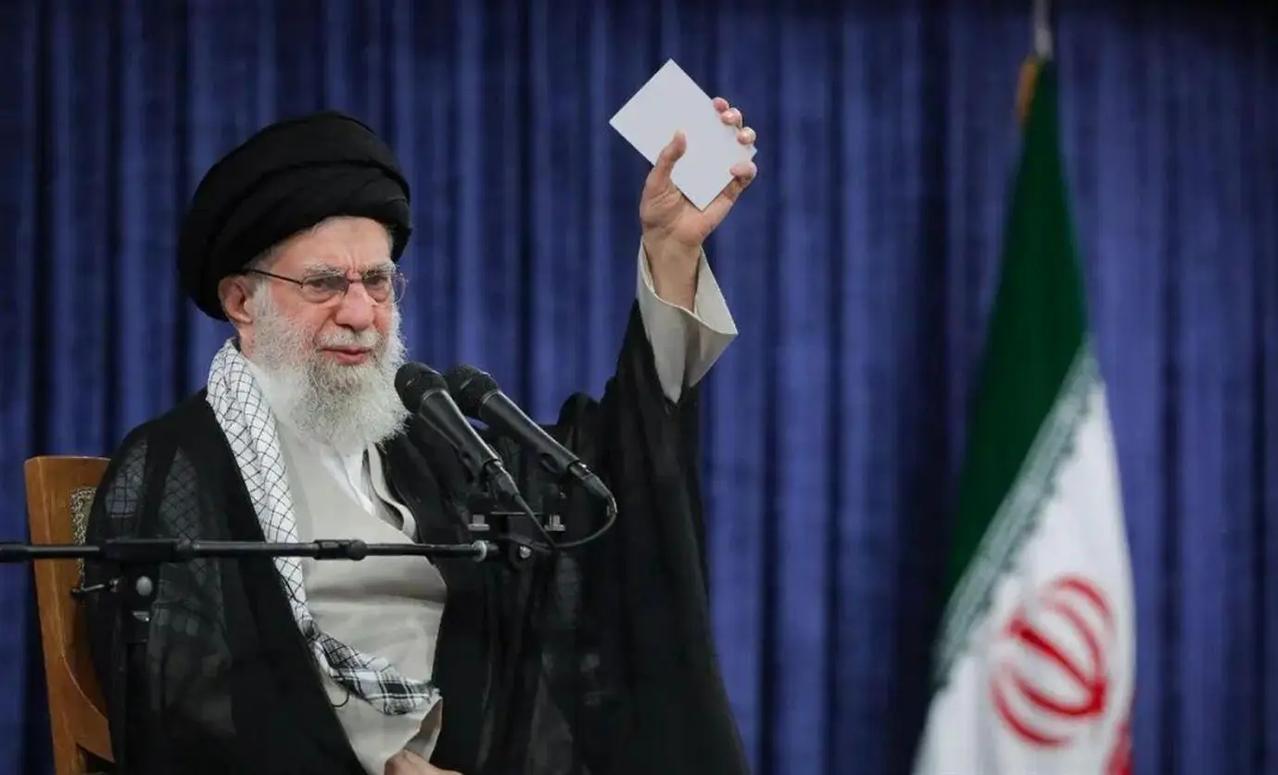 路透社突然曝出惊天内幕！伊朗新任最高领袖穆杰塔巴・哈梅内伊，不仅脸部在袭击中严重