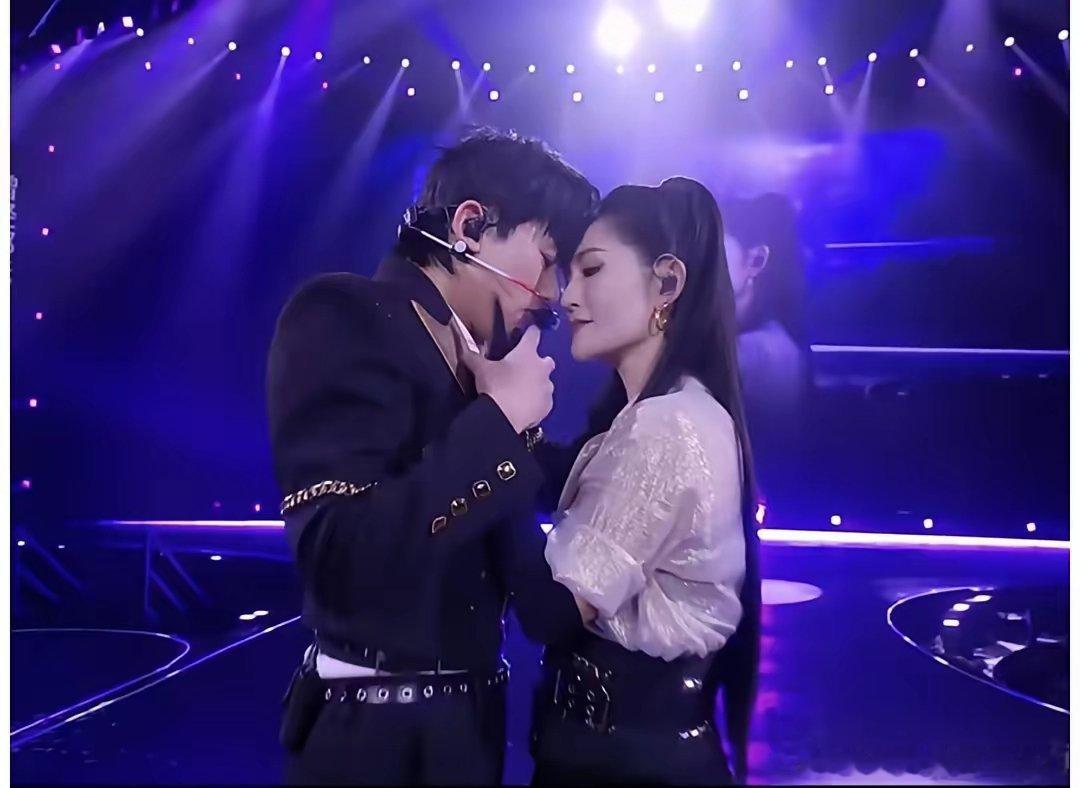 跨年夜五大尴尬表演盘点，简直一个比一个戳笑点！榜首必须是筷子兄弟的《小苹果》，王