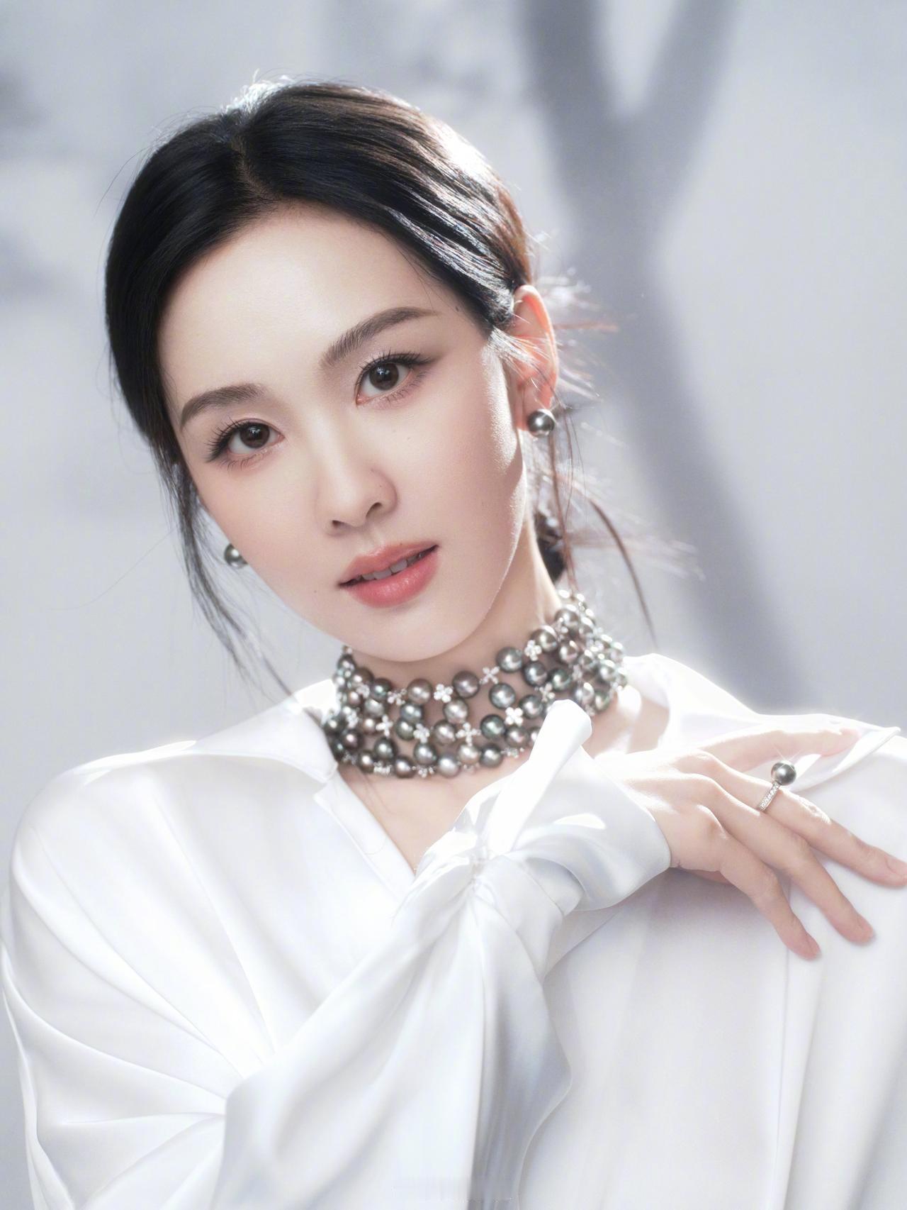 今日“国剧盛典”的“纯白+珍珠”造型，陈都灵[玫瑰]确实是“白🉐发光”