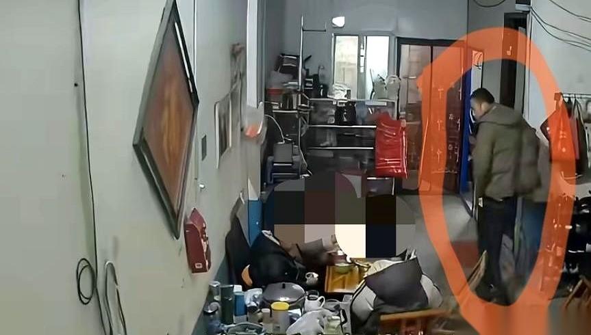 河南南阳那个30岁的汉子，杨某某，倒在厕所里，前后不到一分钟。一墙之隔，他妈正