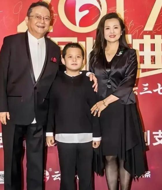 60岁得子是福气还是重负？王刚现在估计肠子都悔青了，他后悔的不是60岁那年留下这
