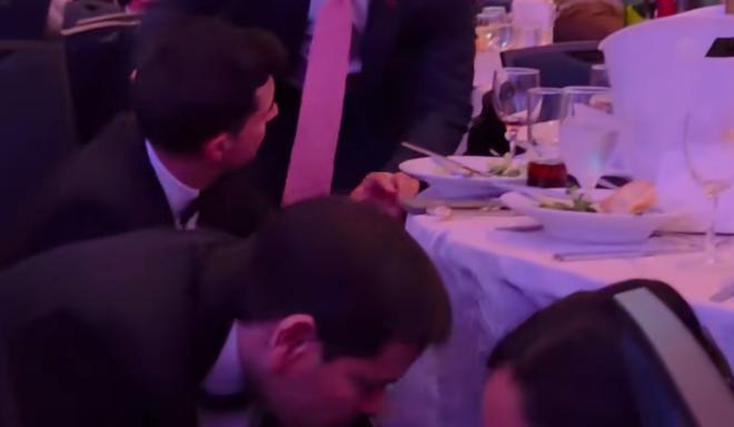 白宫晚宴枪响乱作一团，鲁比奥下意识钻到桌子底下，反观特朗普，却神色淡然习以为常！