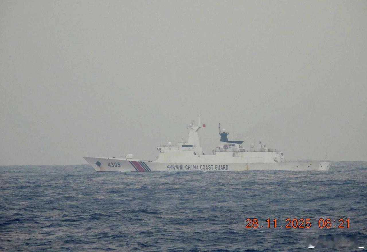 菲律宾海警9701舰今天即11月28日早晨在距黄岩岛42海里海域，向中国海警43
