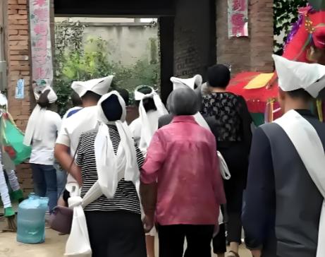 这绝对是全网最能作的儿媳！河南郑州一女子，公公的棺材都停在堂屋了，她躲在娘家坐地