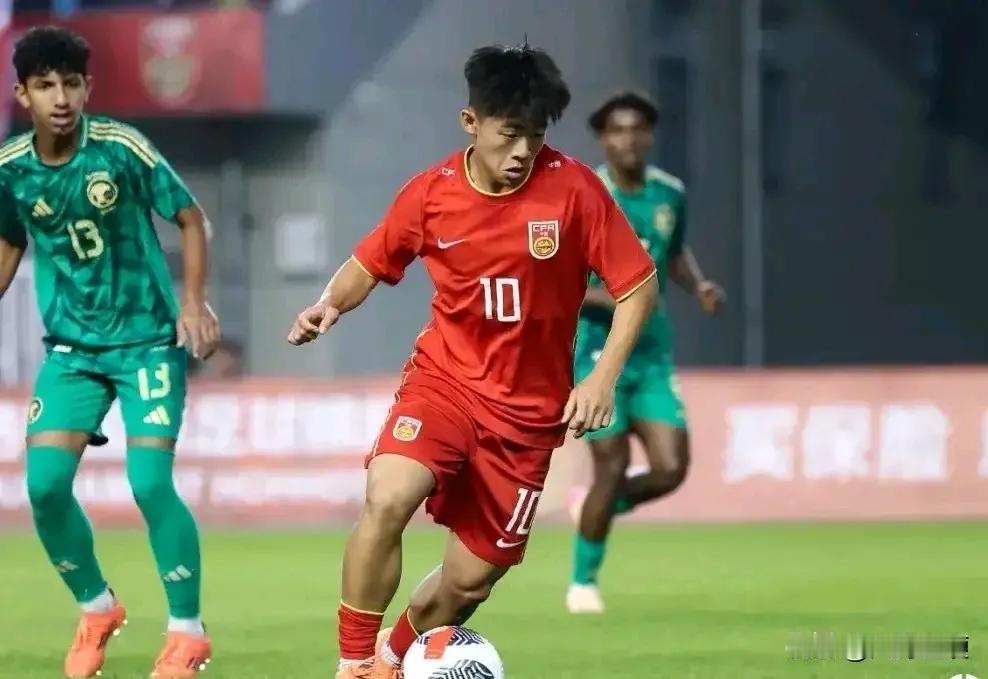 U16国足取得了一场各级国足对沙特难得的胜利，但奇怪的是赛后邝兆镭的能力及发挥遭