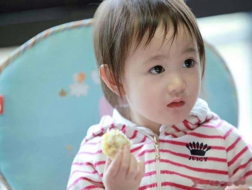 李小鹏女儿14岁近照，14岁真的长开了，褪去小时候的婴儿肥，气质越来越像妈妈，女