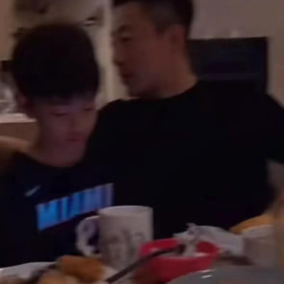 大S的一双儿女和爸爸汪小菲一家一起过圣诞节，但是明显感觉汪希玥和王希箖完全游离于