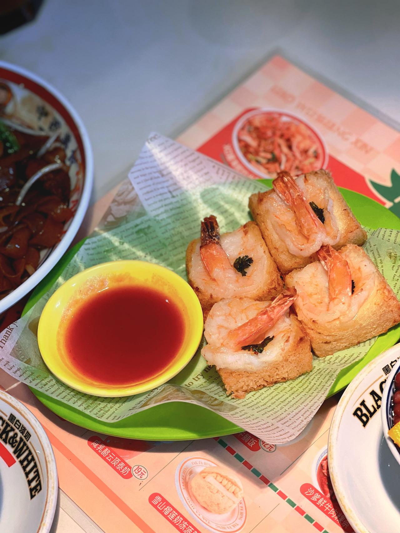 逛小寨终于有正宗港味可以冲了✨德發興港式茶餐厅✨装修很港，霓虹灯牌、复古海报，每