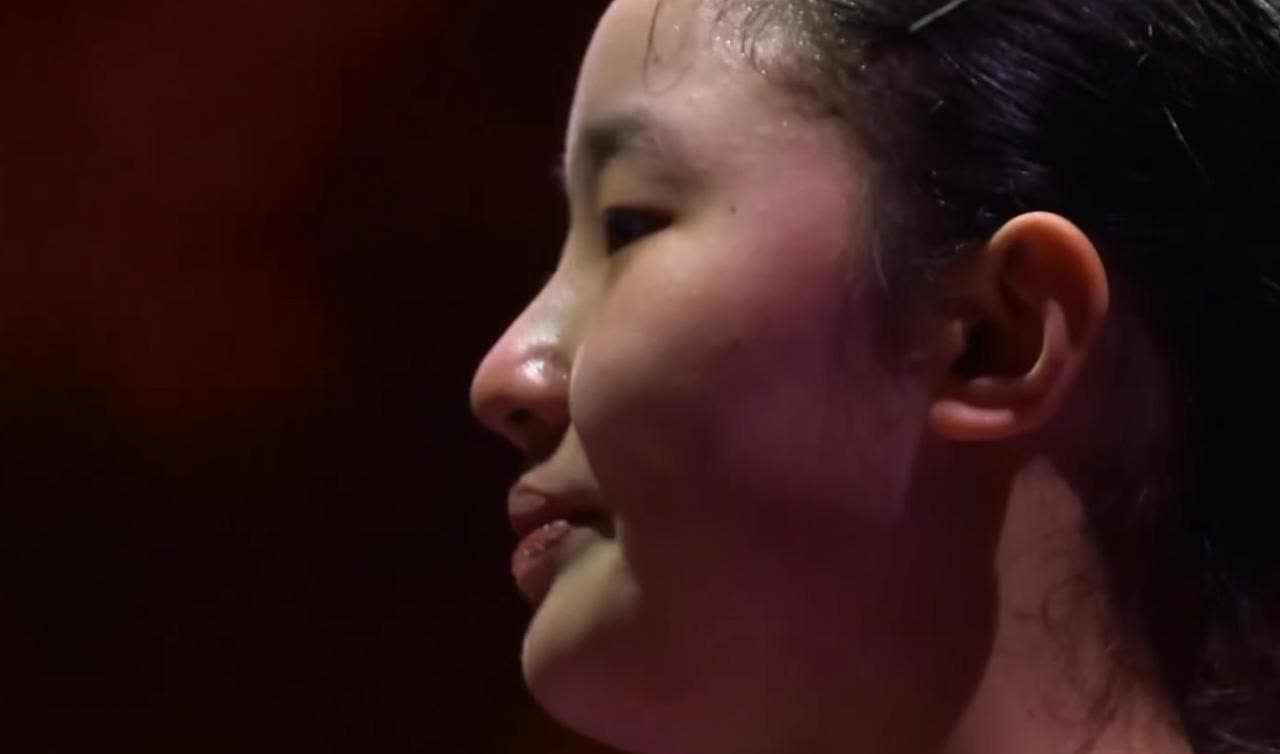 张本宇喊暂停的时候，张本美和感觉都快要哭了，眼泪已经在眼眶里打转了，用手装作擦汗