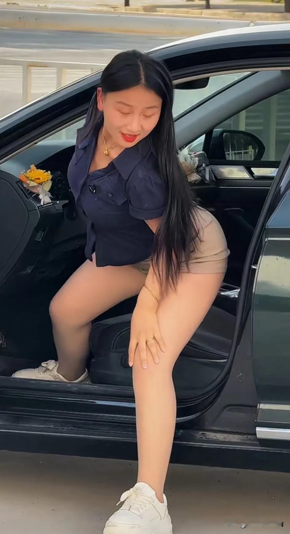 最近网上出现了很多一个美女从下车的视频不知道他们要表达什么