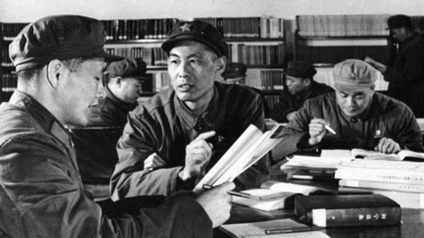 1973年，1个刚刚参军4年的小同志得到命令。行李打包到一半，军邮员突然闯进