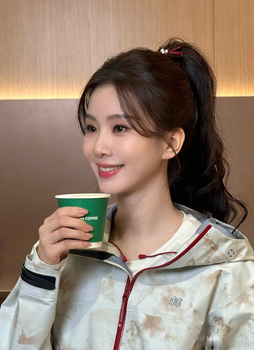 刘诗诗今天线下活动图，高马尾元气满满，状态太好了吧～