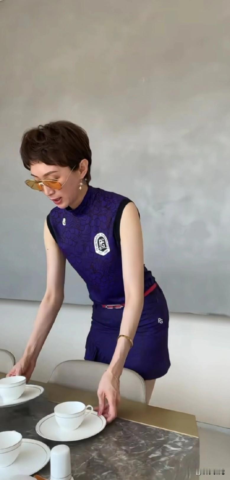 真搞不懂许亚军到底喜欢张澍什么，发型长相跟伊能静儿子一模一样，除了身材苗条，没有