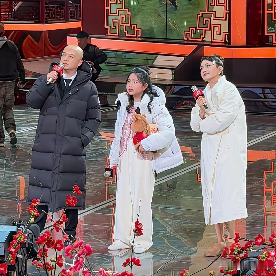 包贝尔包文婧夫妇带着女儿饺子一起录制节目，饺子台风稳健，丝毫不畏惧镜头。再加上饺