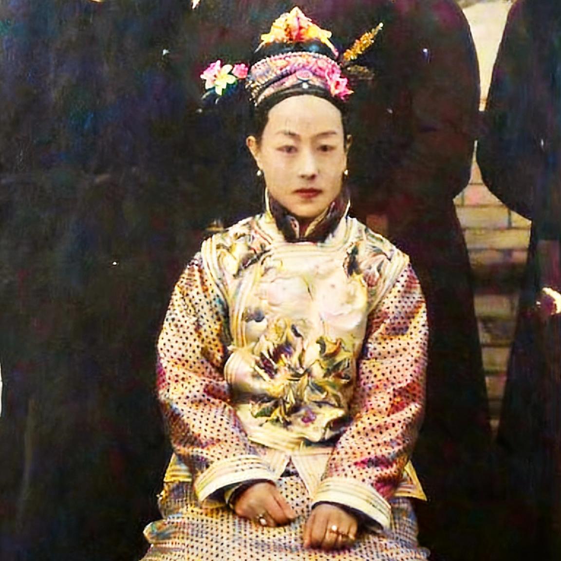 末代“国丈夫人”爱新觉罗·恒香，一张罕见的留影，她是皇后婉容的母亲，换句话说也是