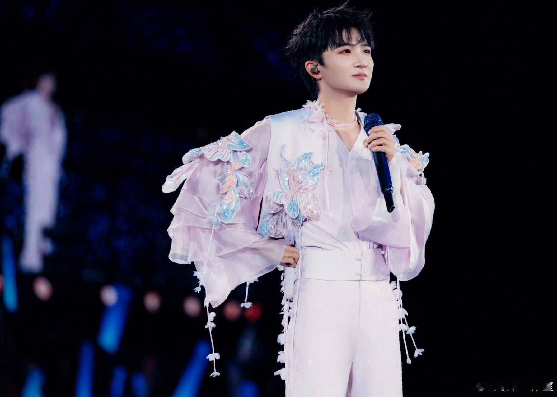 成都见证周深七年成长七年前的“深空间”livehouse里，周深唱响《成都》；