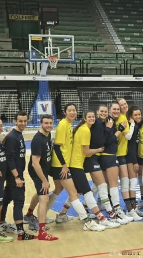 看朱婷团队秀袜子，表情很嗨瞧，俱乐部为朱婷和队友们准备了圣诞袜。款式和颜色很多