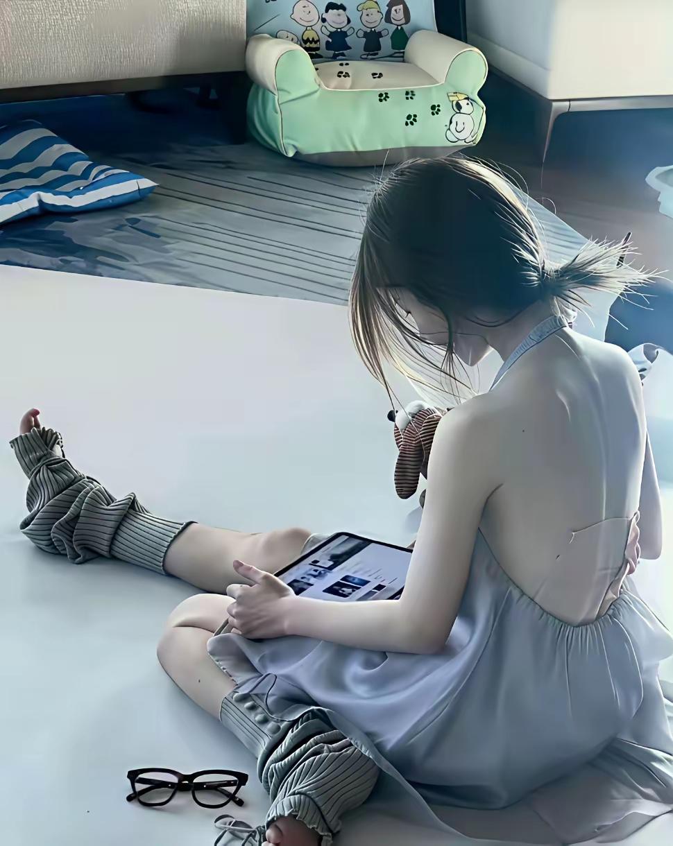 露思的背影，还贴着膏药🥲大概有点辛苦啊[思考]不过，如今“单干+日