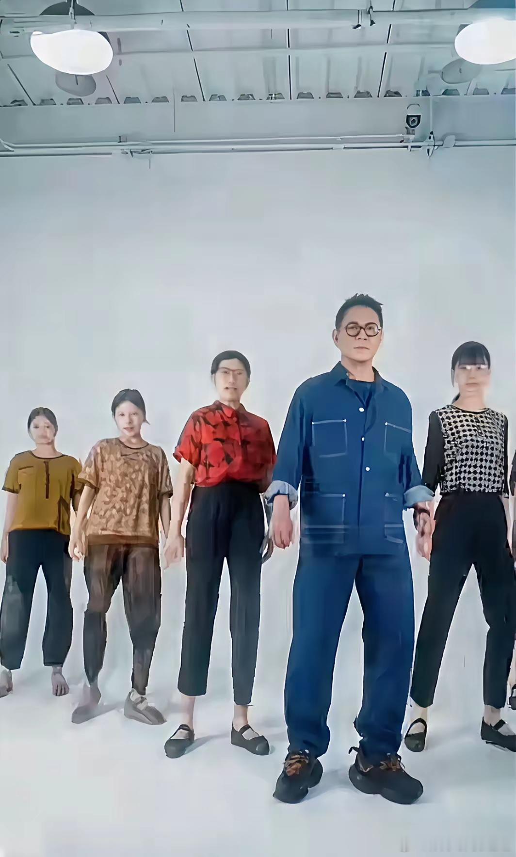 62岁的李连杰年纪大还在忙碌我忍了，他居然还跳团舞，我也忍了，但我忍不了的是，​