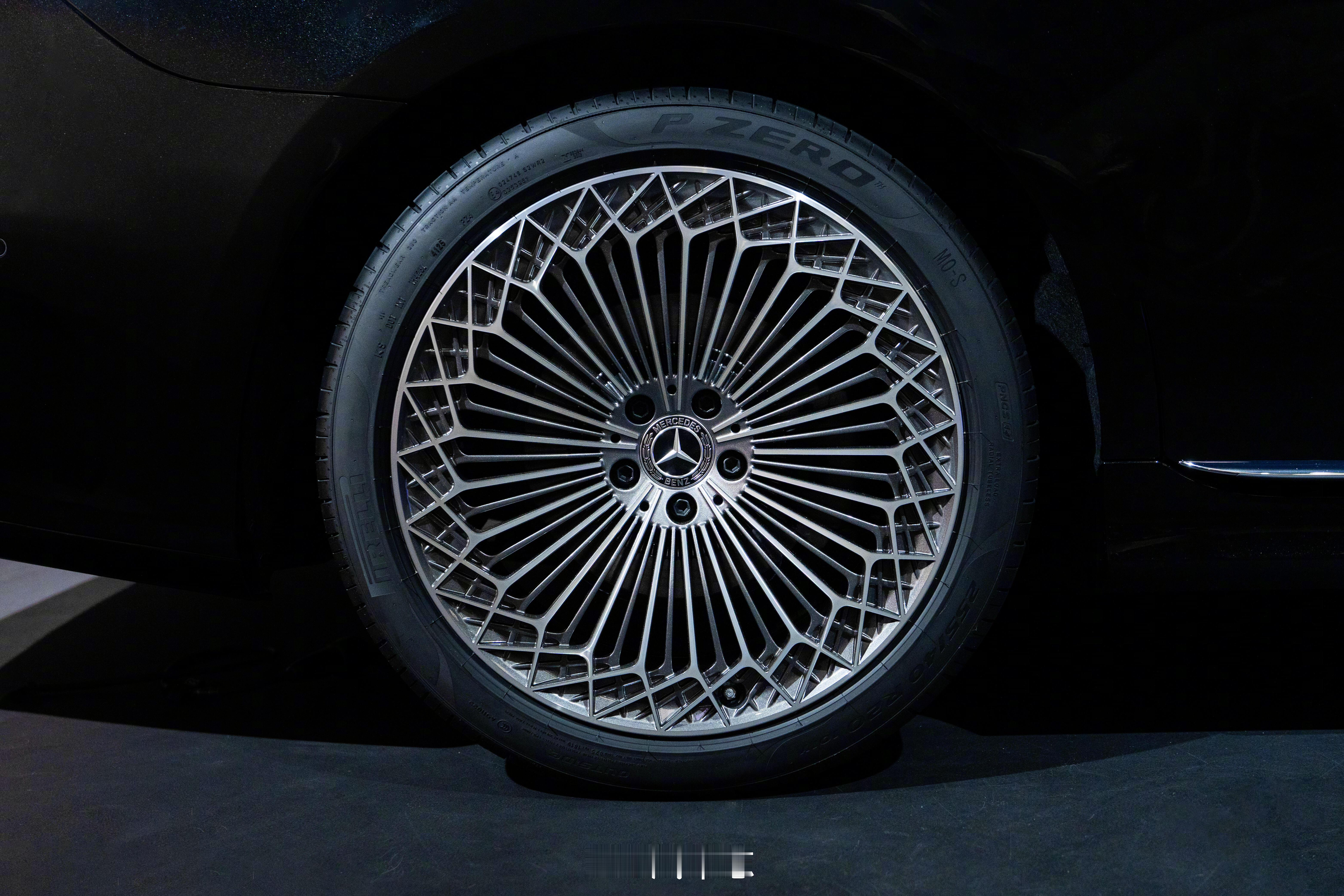 奔驰全新s级发布这轮毂是洗车的噩梦啊，好看吗？奔驰140年