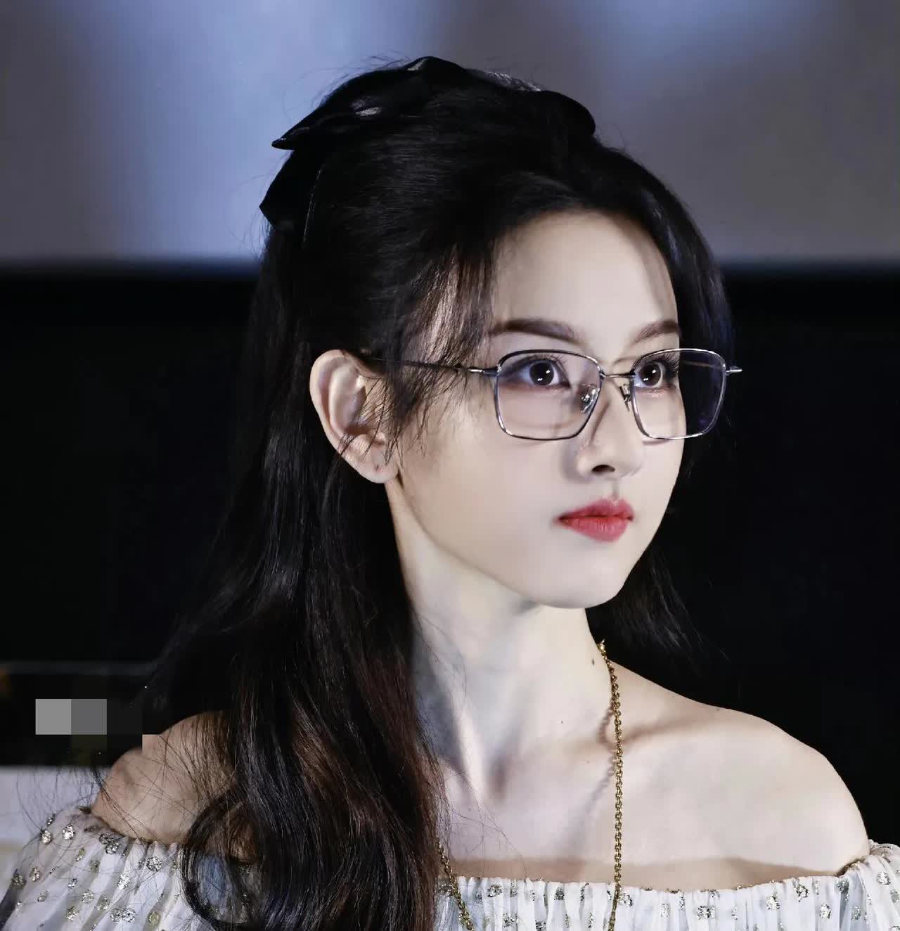 说实话，以前真不觉得宋祖儿有多美但是看折腰宣传的时候，真是有经验到。这腿