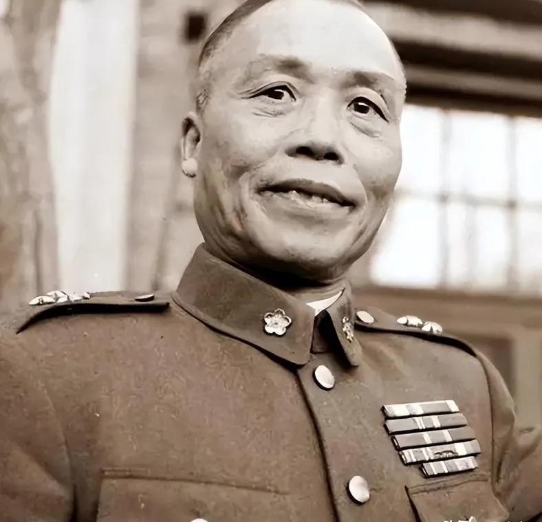 1938年，李宗仁夜会女记者，妻子郭德洁提前回家，正好撞见。看着大哭大闹的妻