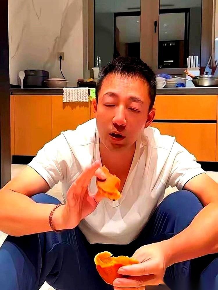 汪小菲咬了一口月饼馅，当场红了眼眶，话都说不利索。以前他回回一提孩子就干嚎失控