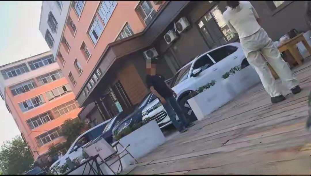 离谱！游客伊犁旅游没住酒店，睡自己车里，退房竟被收“车上住宿费”。新疆伊犁旅游旺