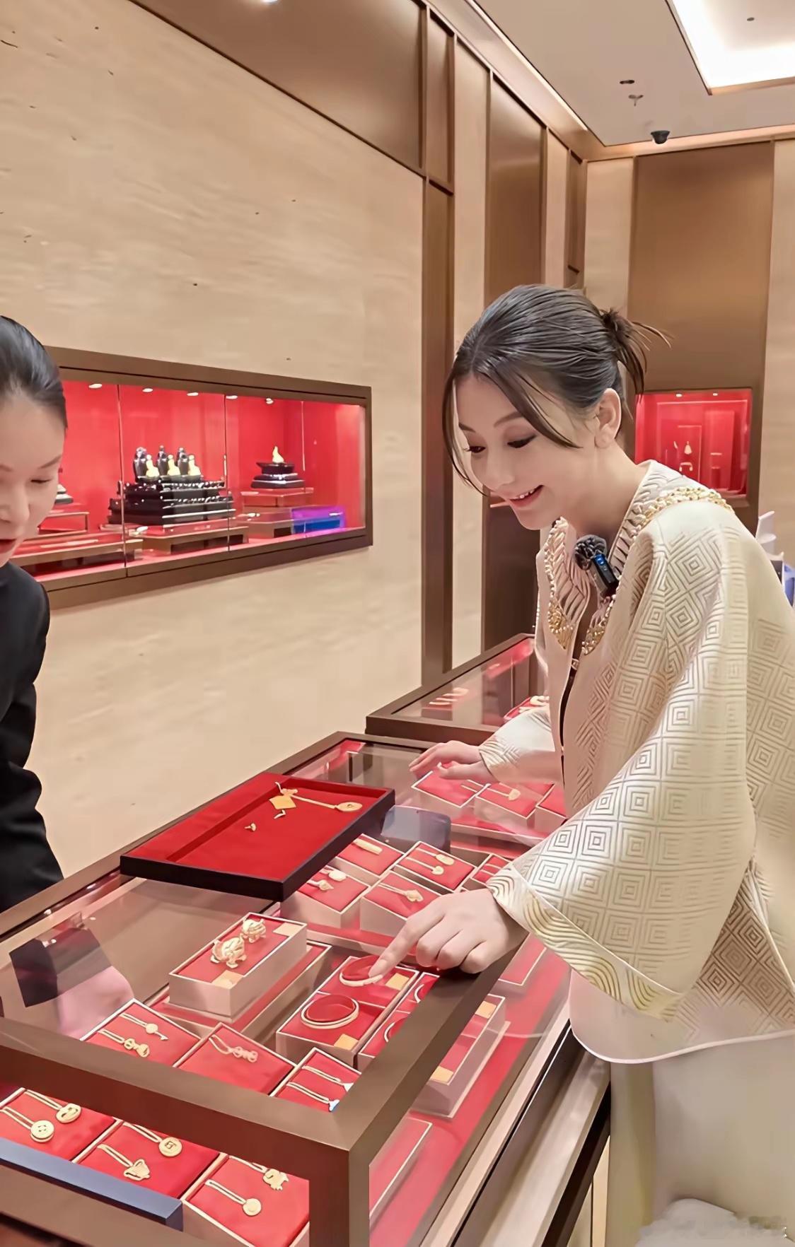 方媛太有钱了，在上海买了好几袋子黄金，还给三胎女儿买了金螃蟹……现在金价那么贵，