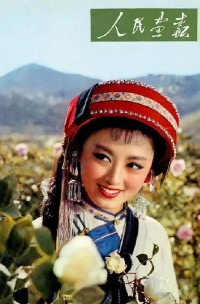 2000年7月21日，最美“阿诗玛”杨丽坤在藤椅上静静离世，丈夫唐凤楼倾尽一生守