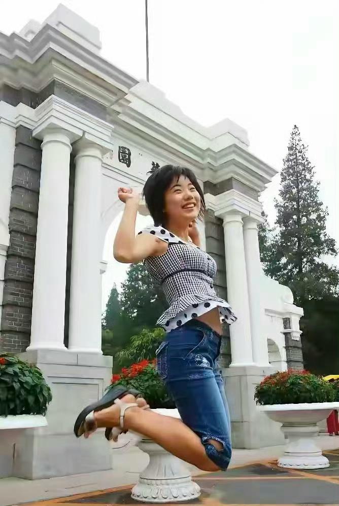 2008年8月，19岁的清华新生蒋方舟在清华园门口的一张留影，镜头中她穿着凉鞋，