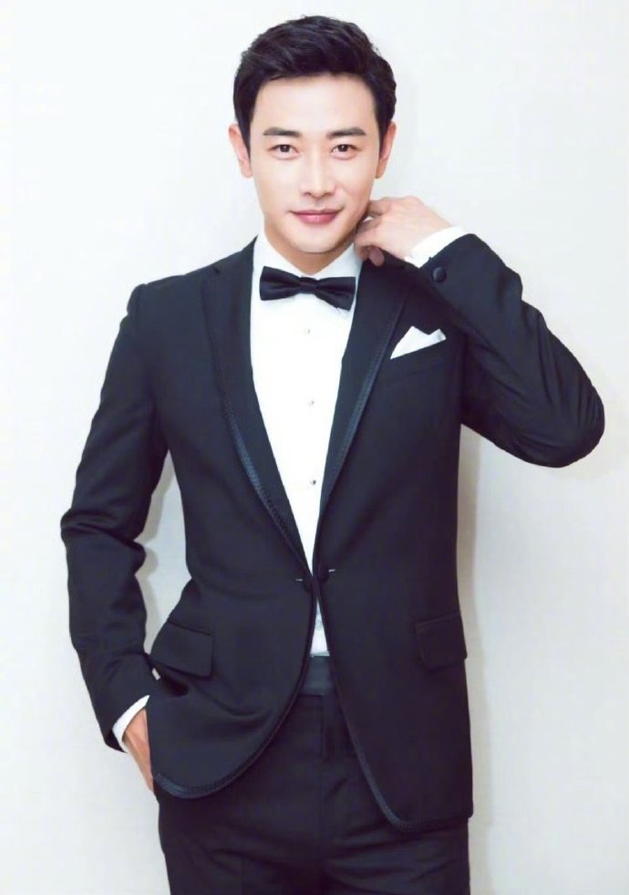 张歆艺和唐嫣还有合作，这样点赞是不是有点尴尬呢？是不是手滑了一下呢？​​​