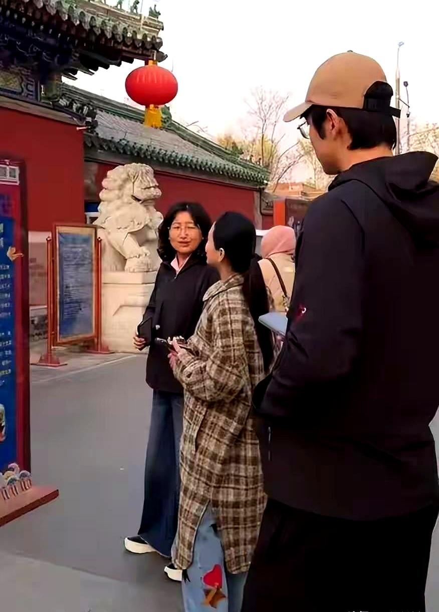 金莎这状态是不是怀孕了？网友拍到她和未婚夫带着婆婆逛北京，脸圆润了不少，手里还