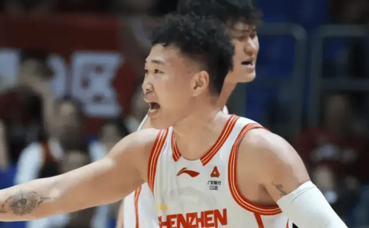 深圳队2-0淘汰浙江晋级四强，贺希宁最后一节突然爆发，但赛后大家讨论更多的是赛场