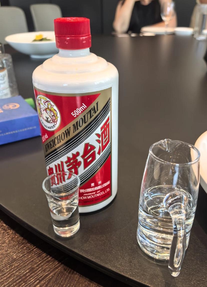 贵州茅台近十年股价变化：2017年末：约697元2018年末：590元