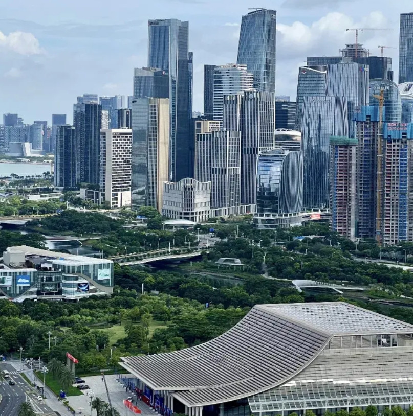 不得不说，如今深圳的城市建设完全能够与上海相提并论了。深圳的城市建设有一个显著特
