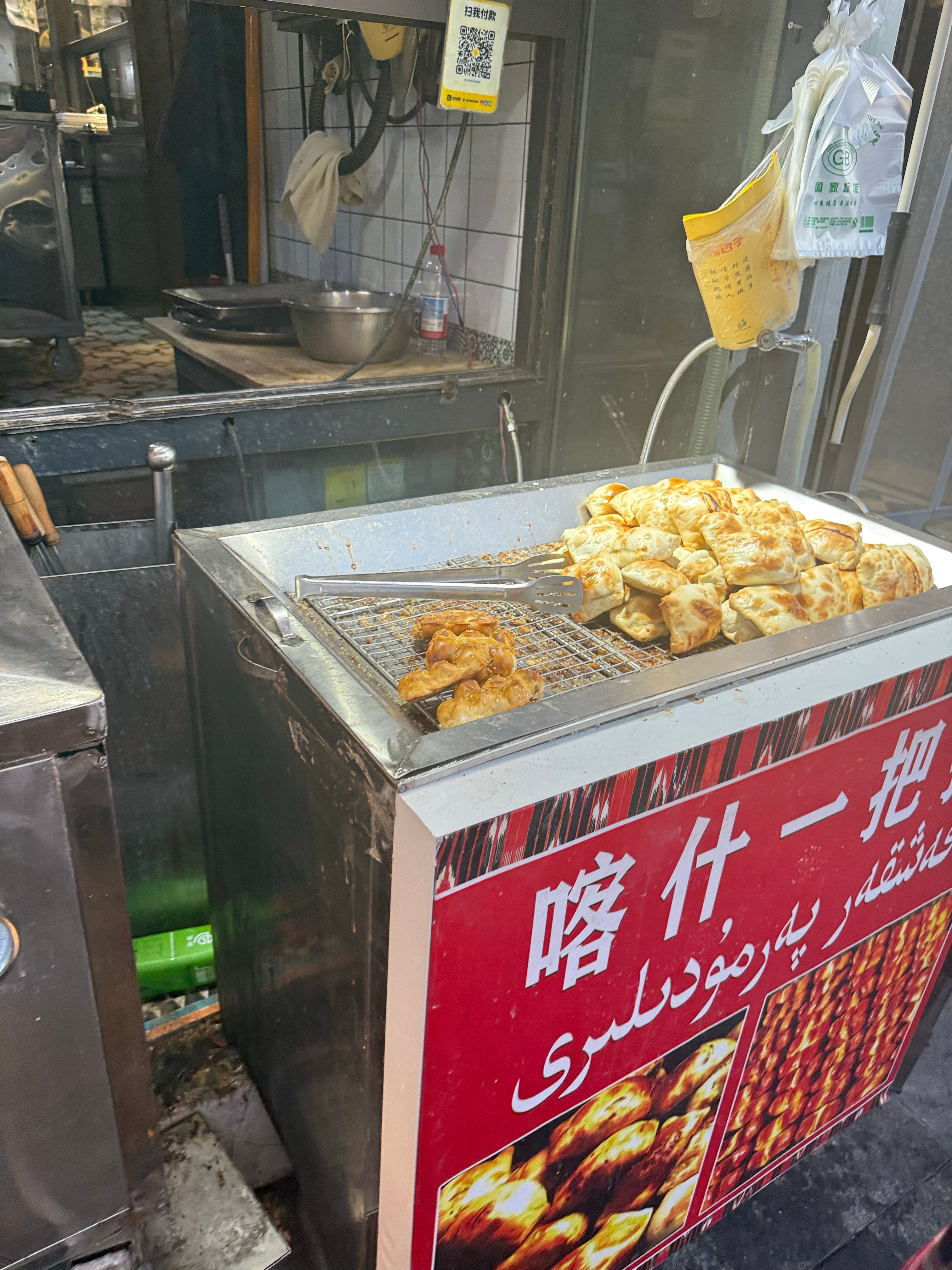 晚上9:45左右，太阳还明亮的挂在天空中。街道上摆满了各种烤肉店，馕店，烤包子店