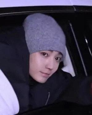 侯明昊看起来最近在剧组伙食不错啊