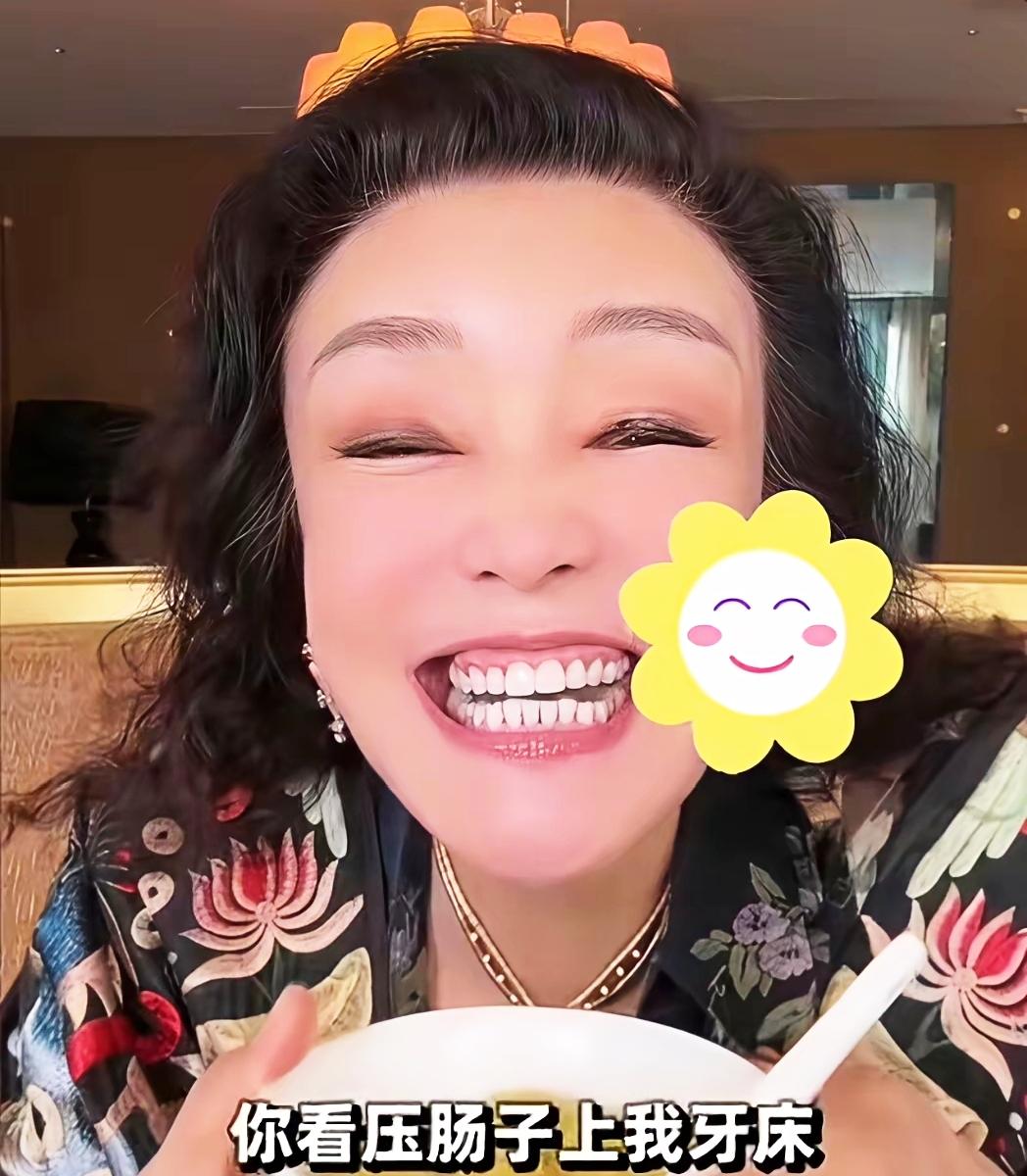 兰姐快70岁，一口好牙令人羡慕，兰姐自曝从小被嫌嘴大。兰姐最近直播又圈粉了，说