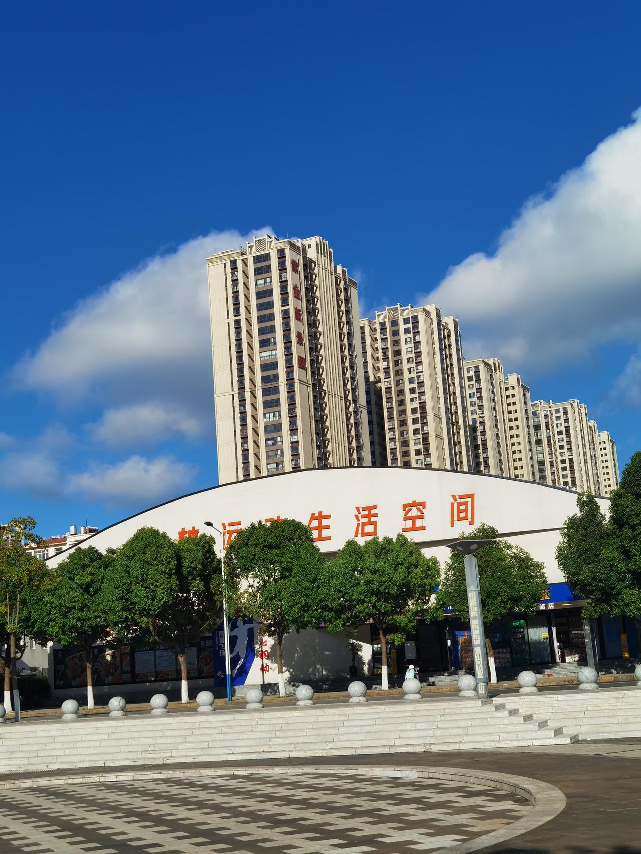 活在当下，快乐自己人民日报有一段话说的好：“真正的生活，不是困于方寸重复度日