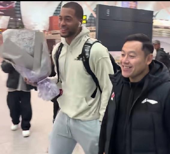 他比巴斯更强。“若用的好，他就是辽宁队打进四强的保证”，辽宁队教练组这样评价杰