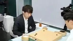 首届围棋最强棋士战出现亮眼一战，出乎意料，中国棋手许嘉阳横扫世界第一申真谞，气势